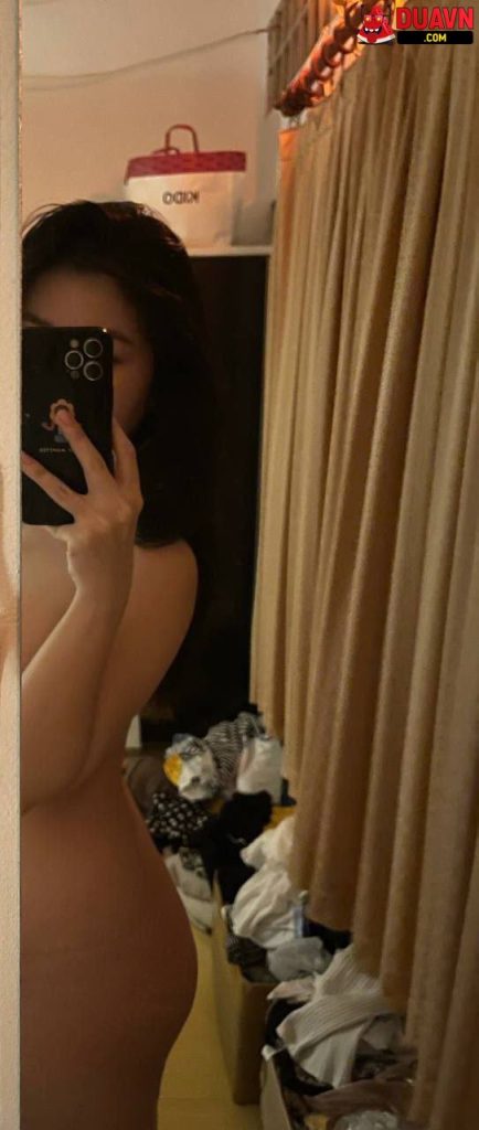 Em Bikini đỏ mặt dễ thương thích cưỡi ngựa
