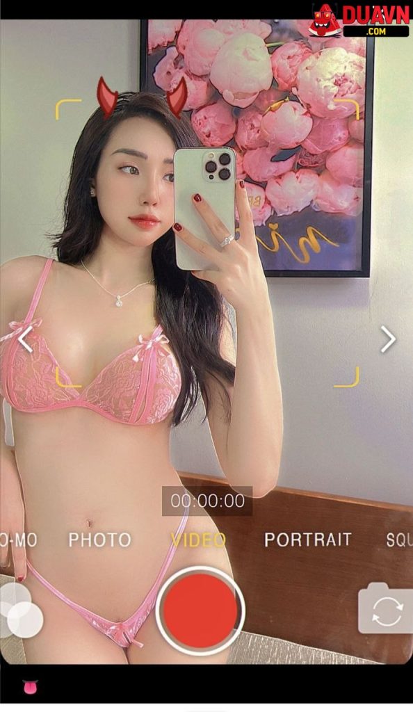 DollyHentai – Hotgirl vú to lộ clip thủ dâm khoe bím cực múp