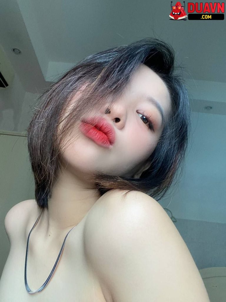 Ngày làm công sở tối về địt nhau trên ghế tình yêu