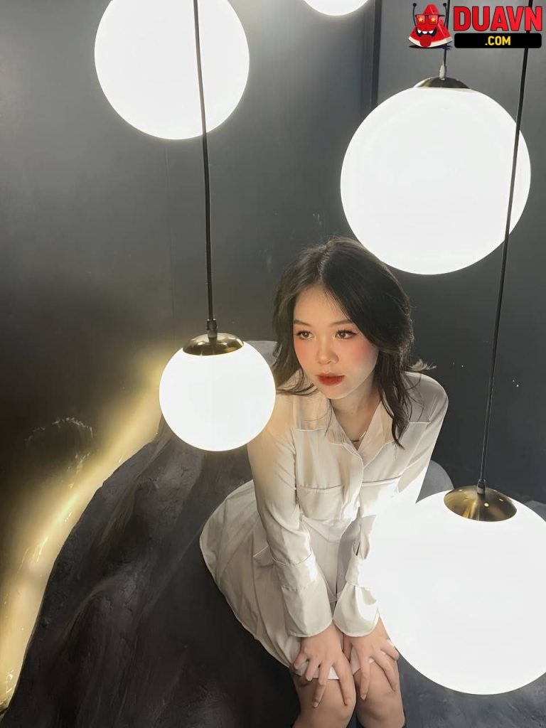 Ngày làm công sở tối về địt nhau trên ghế tình yêu