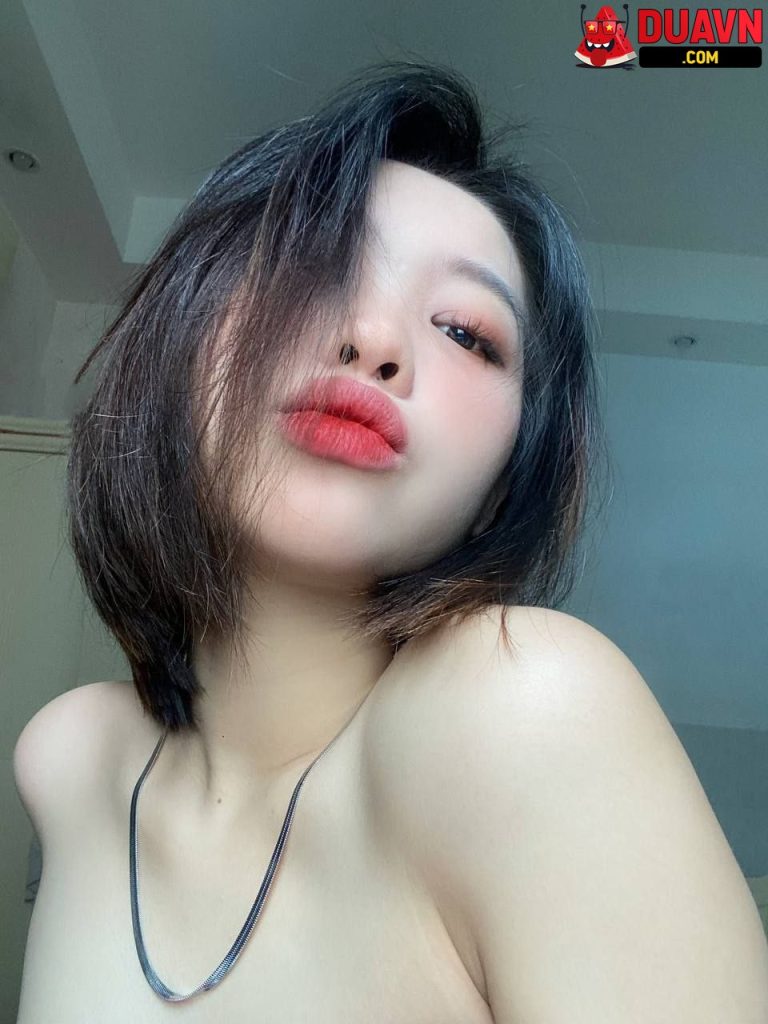 Ngày làm công sở tối về địt nhau trên ghế tình yêu