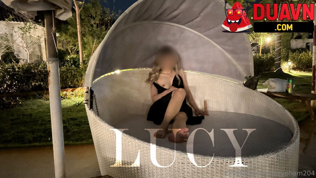 lucypham204 – Khoe thân chốn công cộng gạ địt trai trẻ