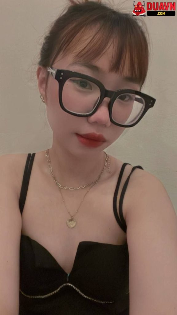 Em kính cận bú cu có nghề