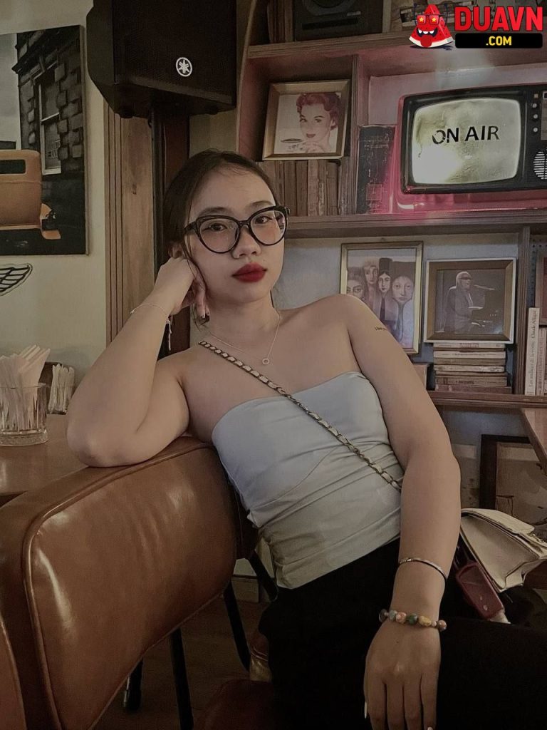 Em kính cận bú cu có nghề