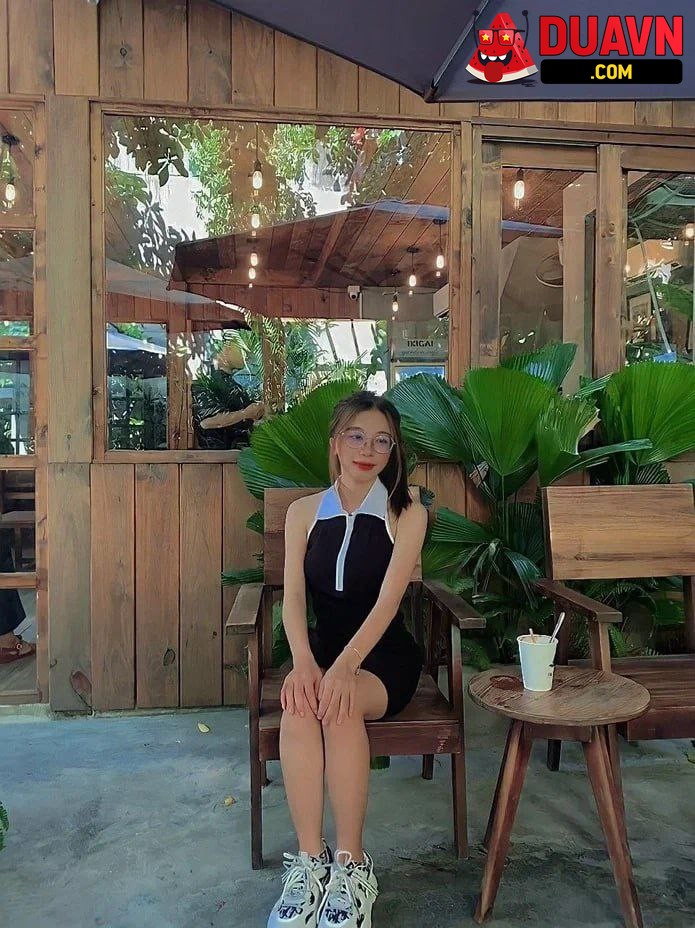Kiều Anh – Khoe hàng kiếm tiền gặp trúng chim lợn