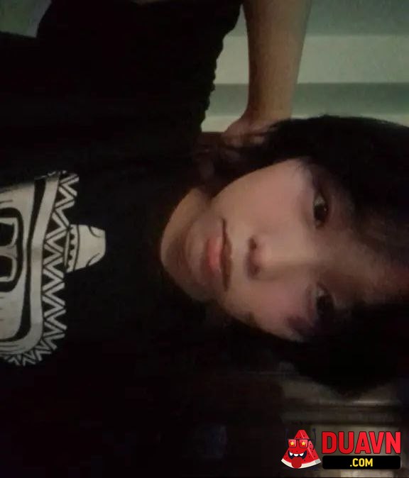 Em gái mới lớn đã tập show hàng