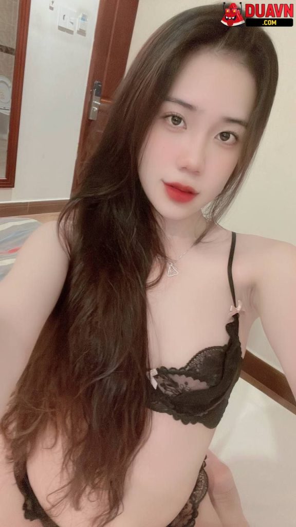Gái Spa cực xinh dạng háng khoe bím