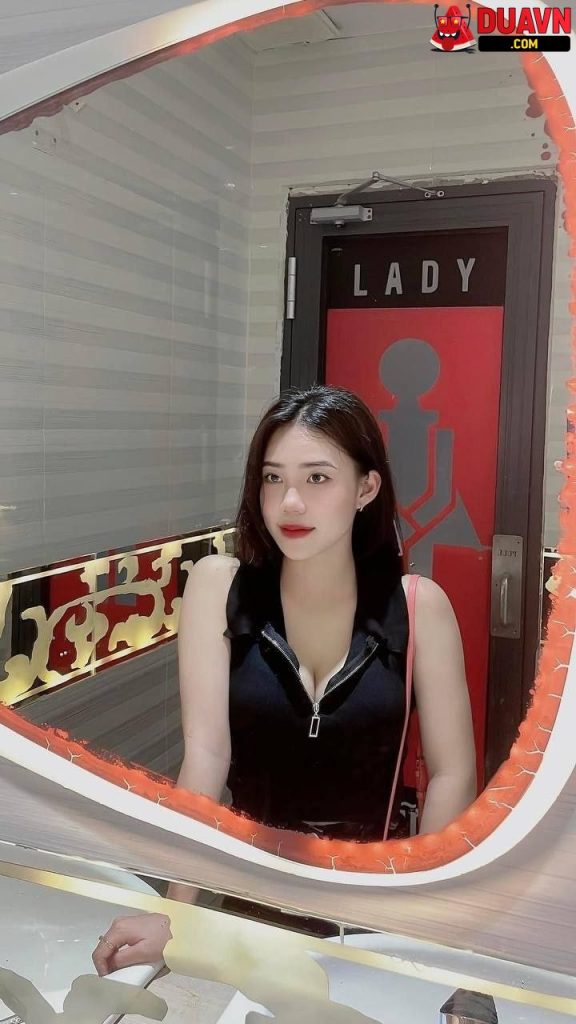 Gái Spa cực xinh dạng háng khoe bím