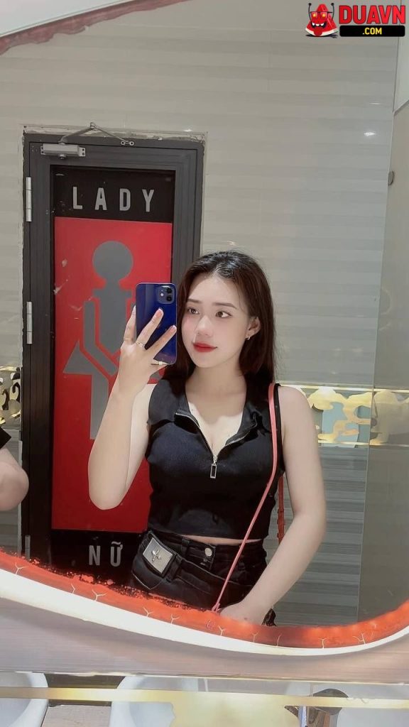 Gái Spa cực xinh dạng háng khoe bím