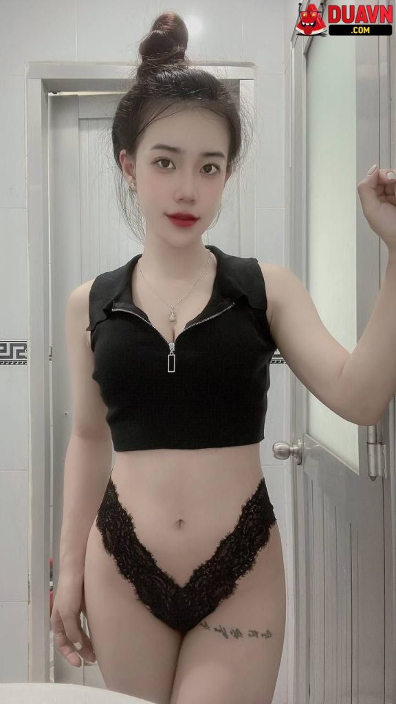 Gái Spa cực xinh dạng háng khoe bím