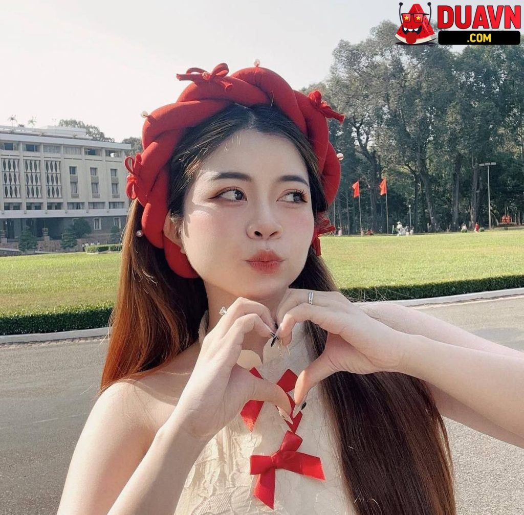 Em Bikini đỏ mặt dễ thương thích cưỡi ngựa