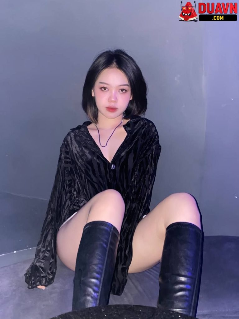 Ngày làm công sở tối về địt nhau trên ghế tình yêu