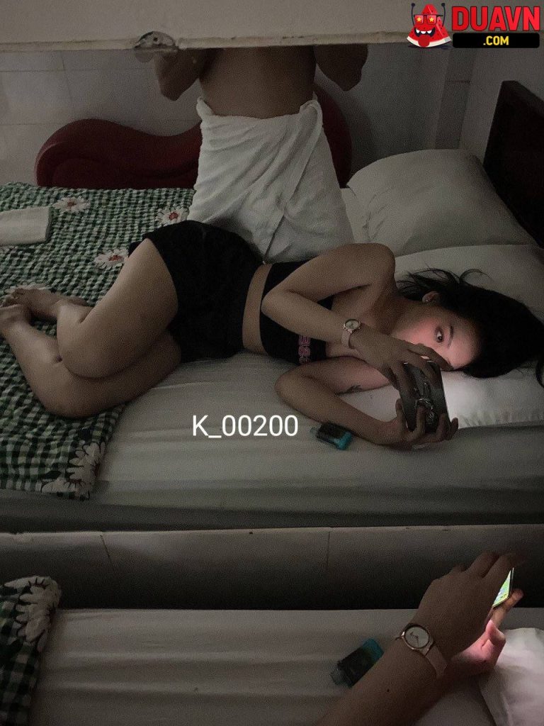 Ngày làm công sở tối về địt nhau trên ghế tình yêu