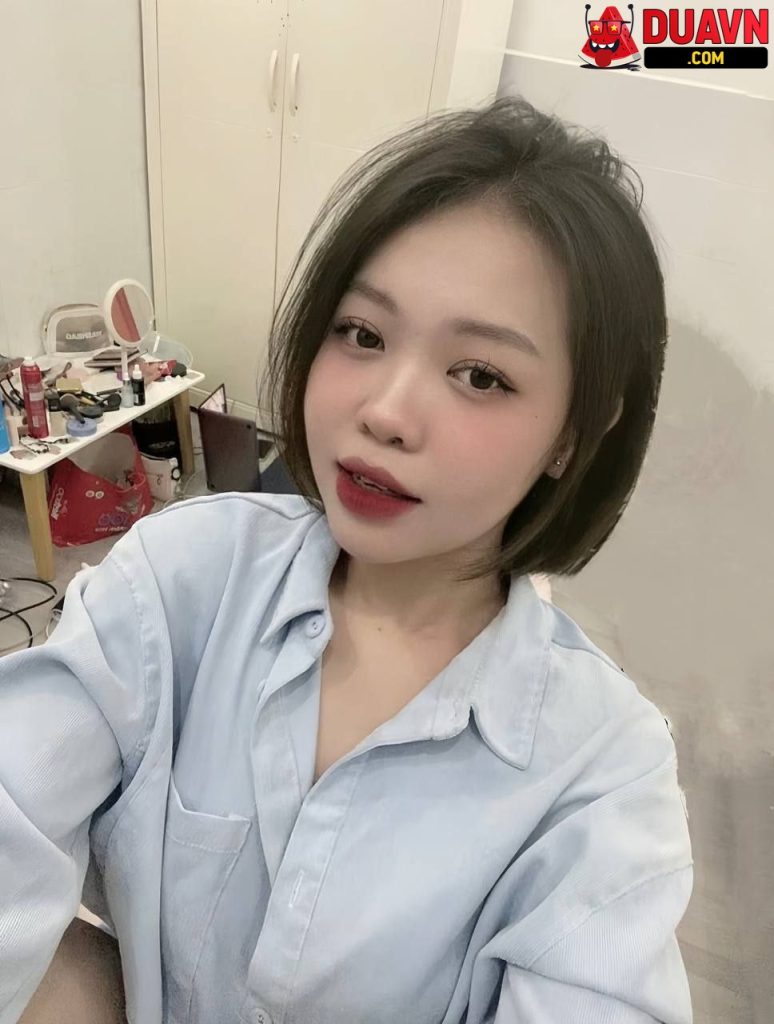 Ngày làm công sở tối về địt nhau trên ghế tình yêu