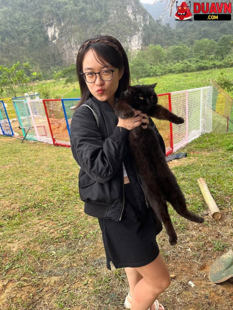 Em gái mông to bú cu lút cán