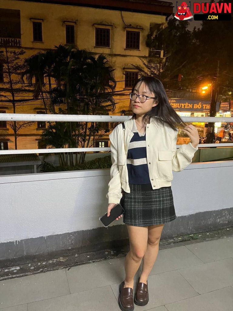 Em gái mông to bú cu lút cán