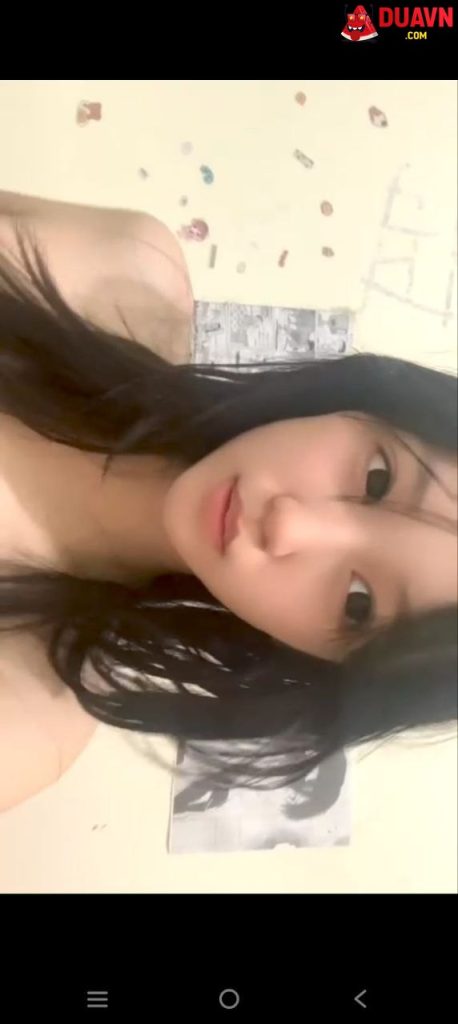 Em teen mặt dễ thương tự sướng móc bím chảy nước