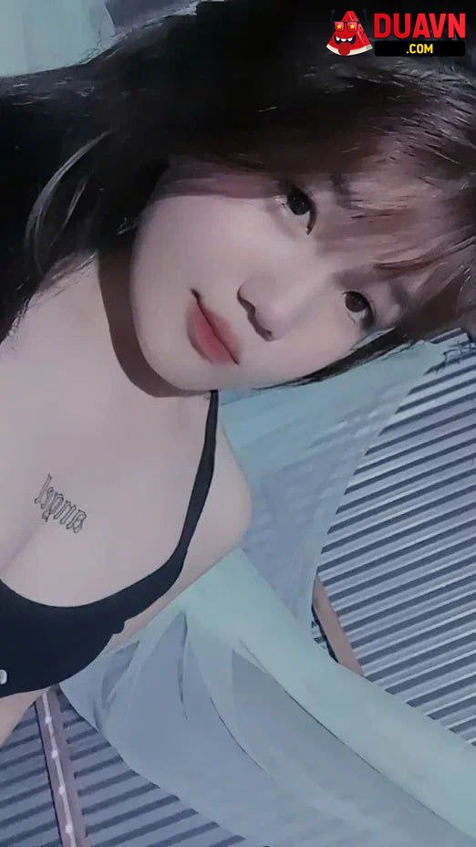 Em học sinh lần đầu show hàng còn bỡ ngỡ
