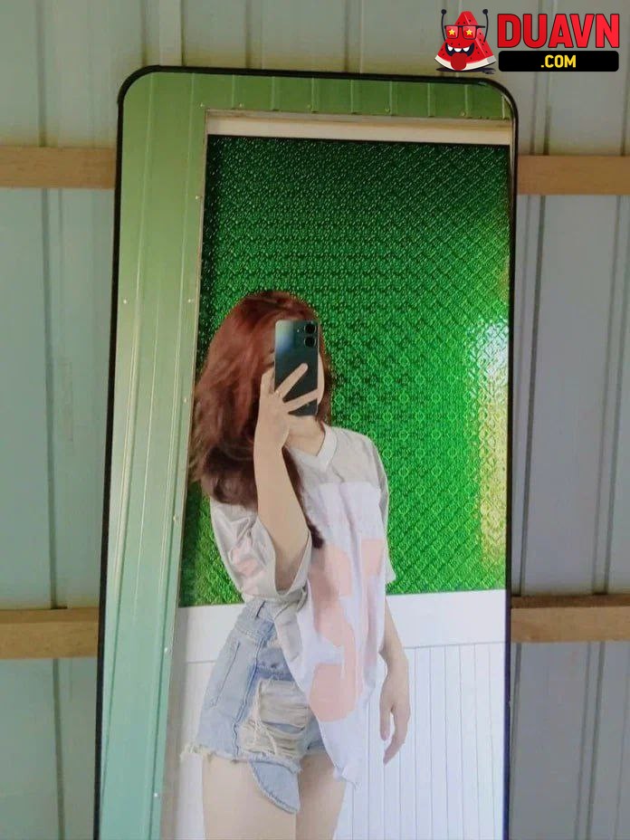 Em học sinh lần đầu show hàng còn bỡ ngỡ