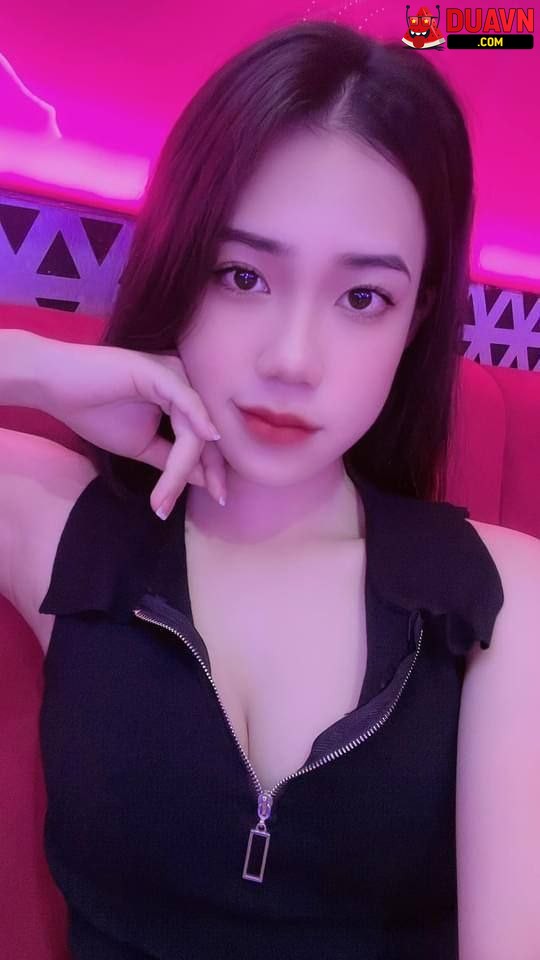 Gái Spa cực xinh dạng háng khoe bím