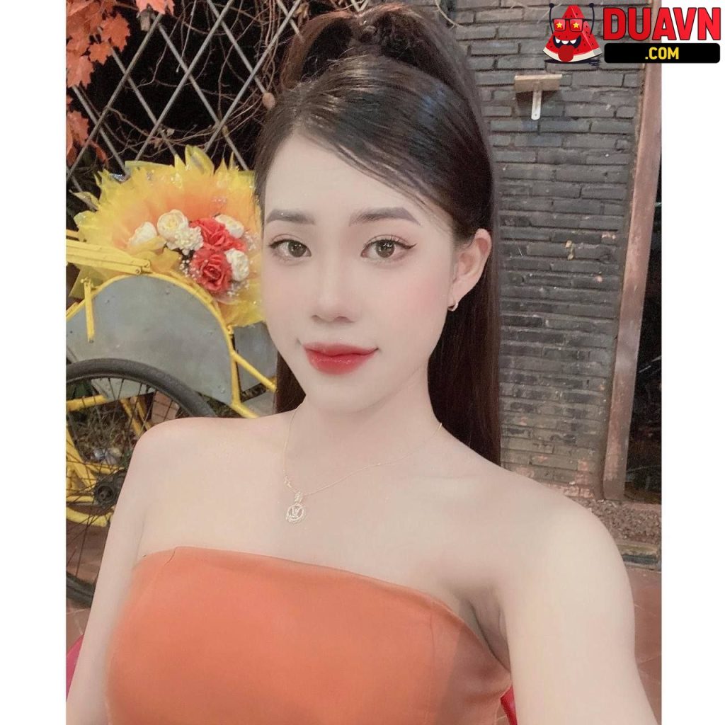 Gái Spa cực xinh dạng háng khoe bím