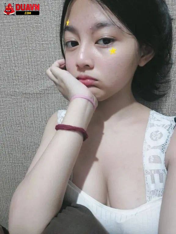 Gái mới lớn khoe vú trắng nõn