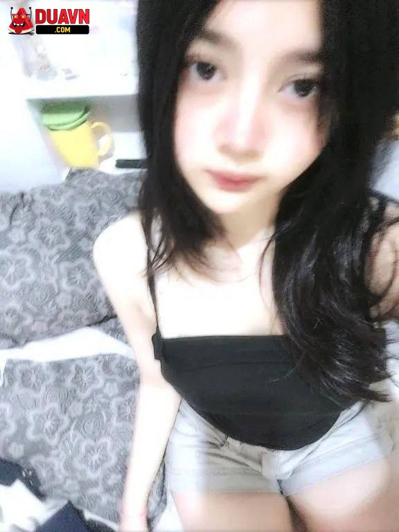 Gái mới lớn khoe vú trắng nõn