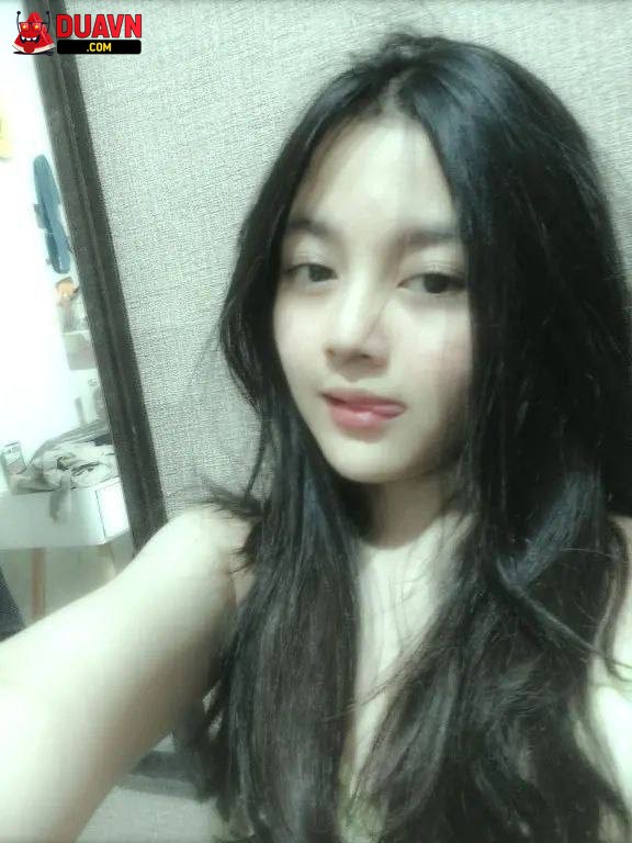 Gái mới lớn khoe vú trắng nõn