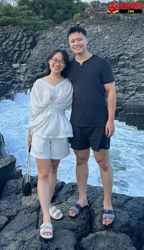 Em gái mông to bú cu lút cán