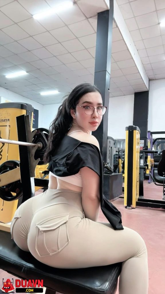 Hoài Thu Mina – Gái Gym đại gia khoe body xôi thịt