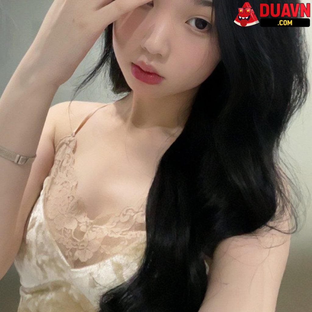 Lê Ngọc Trâm – Gái văn phòng lộ clip địt nhau với bạn trai