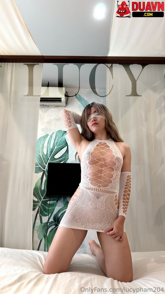 lucypham204 – Khoe thân chốn công cộng gạ địt trai trẻ