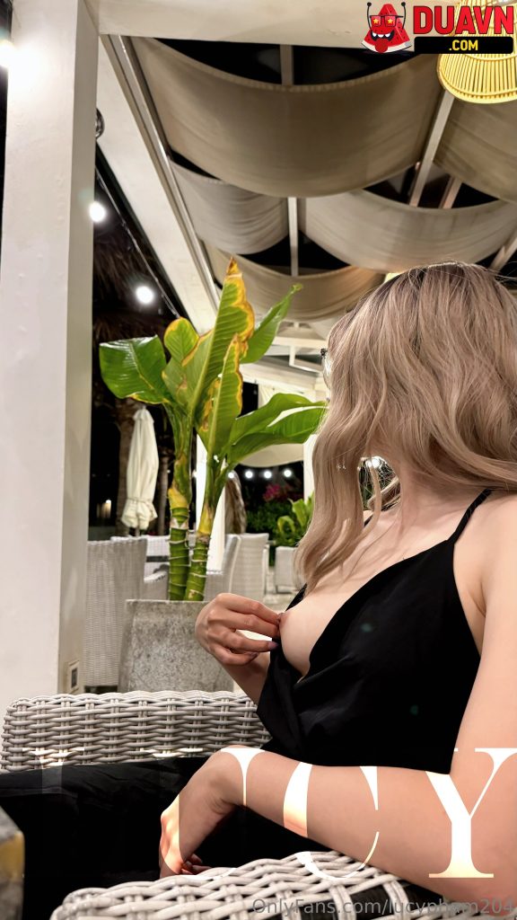 lucypham204 – Khoe thân chốn công cộng gạ địt trai trẻ
