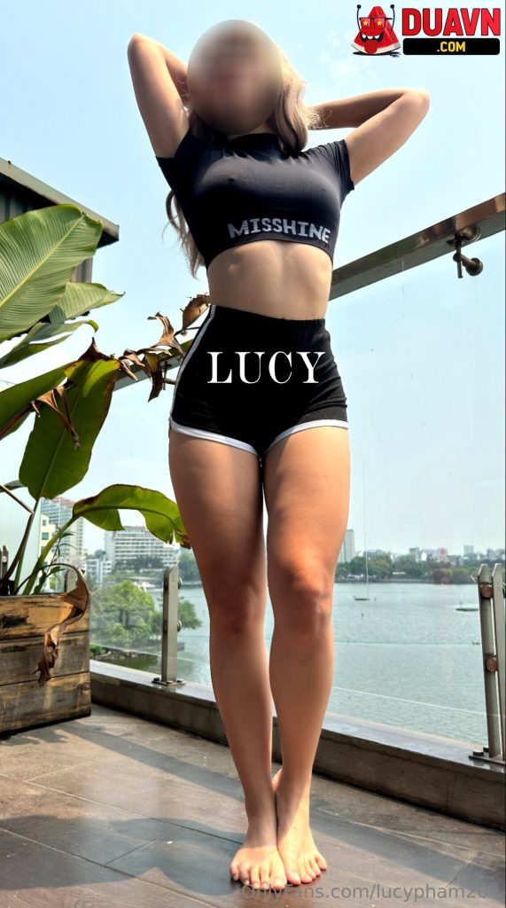 lucypham204 – Khoe thân chốn công cộng gạ địt trai trẻ