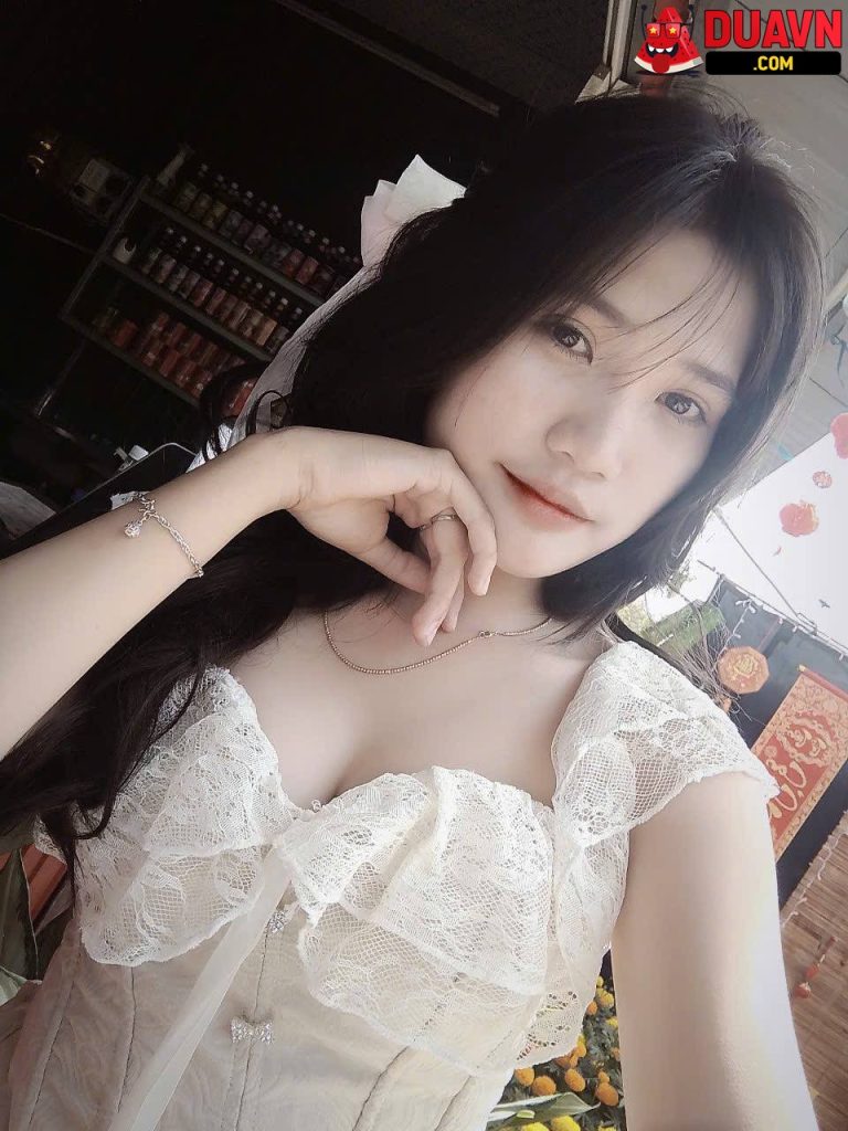 Em teen vú to bím không lông lộ clip thủ dâm