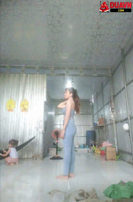 Vợ chồng công nhân lộ clip địt nhau trong nhà tôn