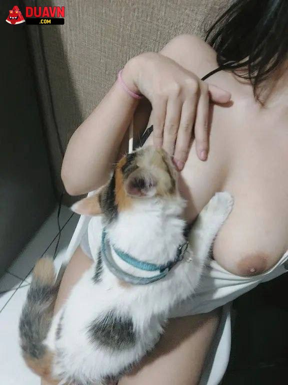 Gái mới lớn khoe vú trắng nõn
