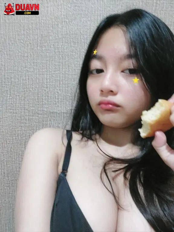 Gái mới lớn khoe vú trắng nõn