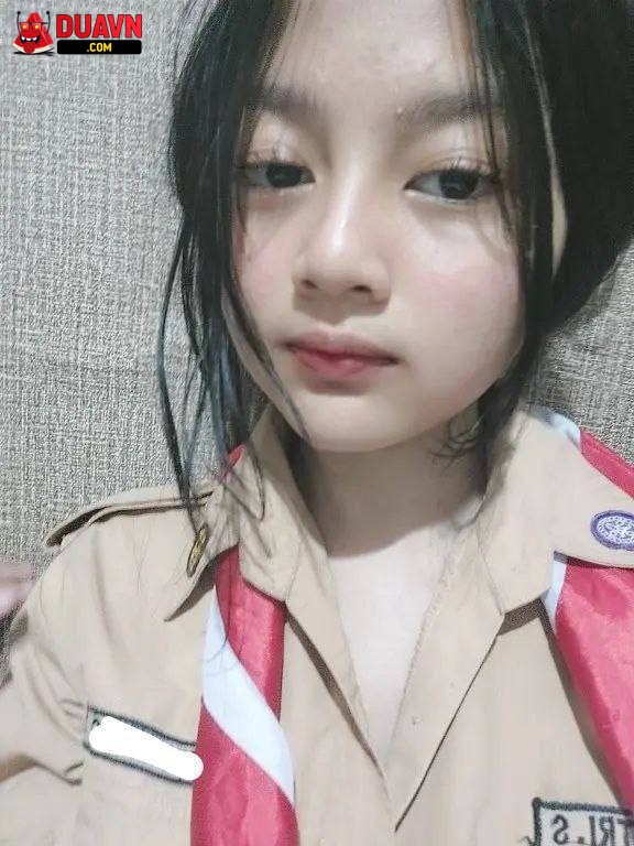 Gái mới lớn khoe vú trắng nõn