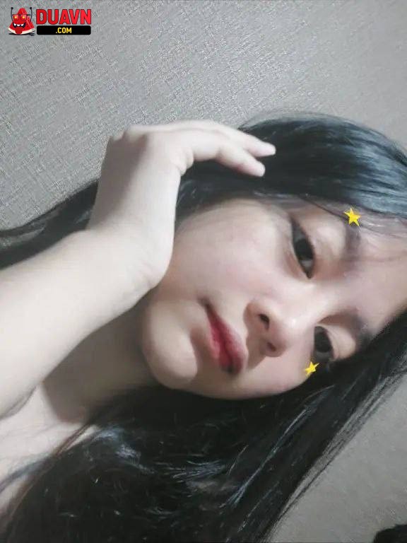 Gái mới lớn khoe vú trắng nõn