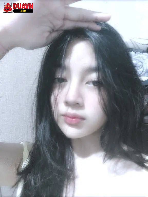 Gái mới lớn khoe vú trắng nõn