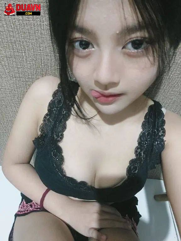 Gái mới lớn khoe vú trắng nõn