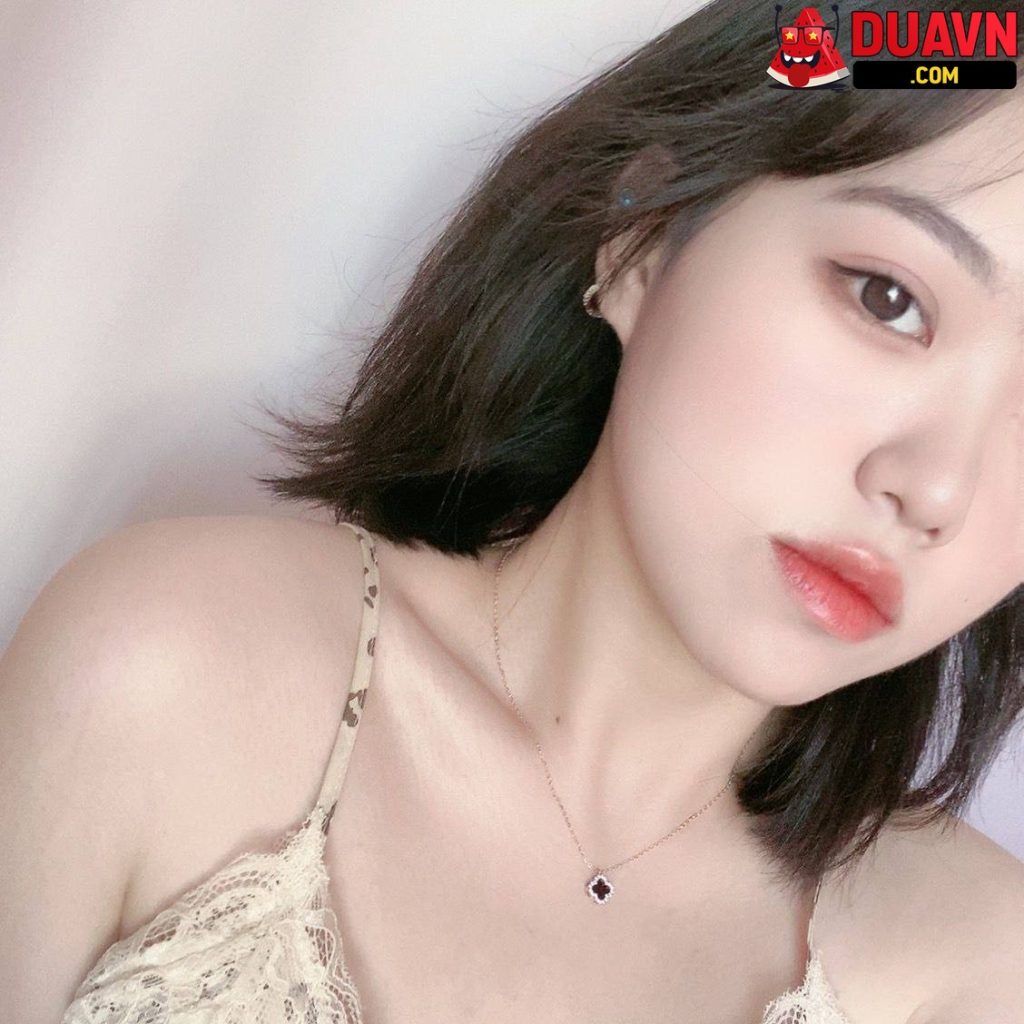 Em sinh viên mặt xinh khoe vú