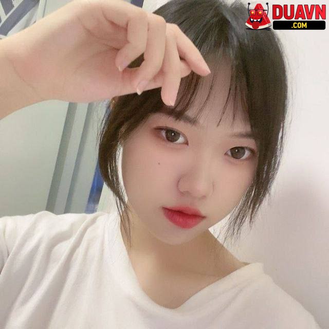 Em sinh viên mặt xinh khoe vú