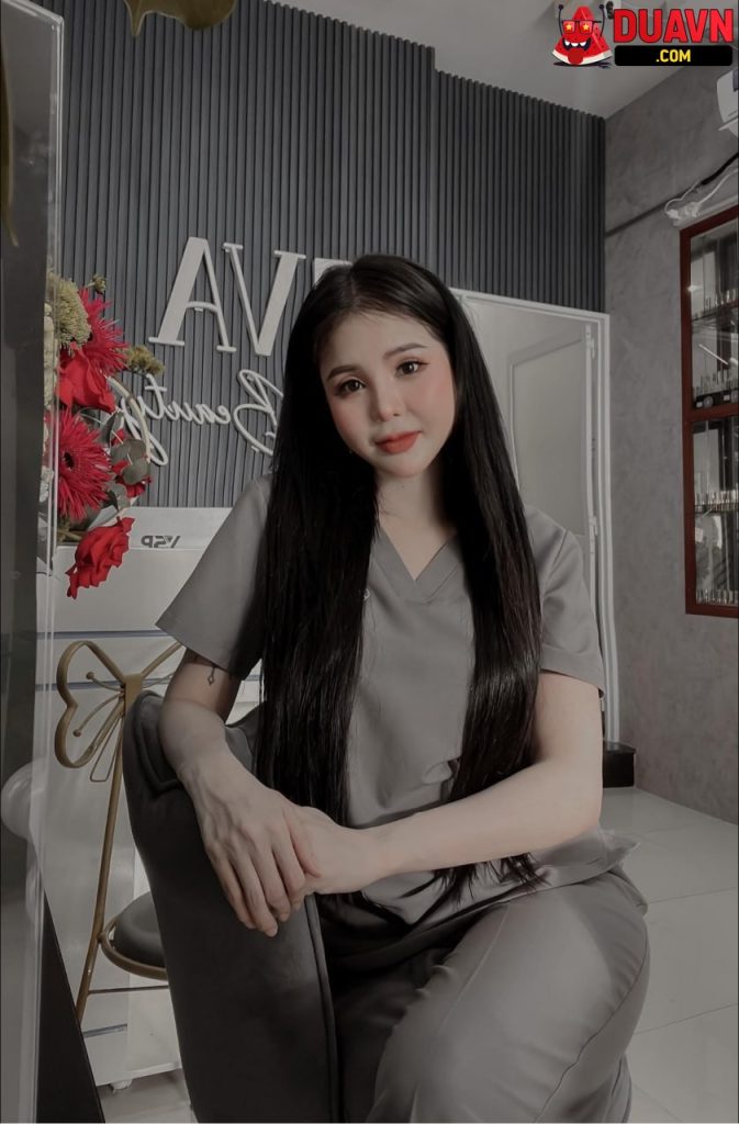 Gái xinh xăm trổ khoe body trong nhà tắm