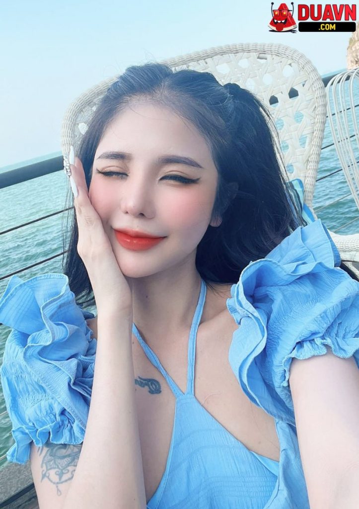 Gái xinh xăm trổ khoe body trong nhà tắm