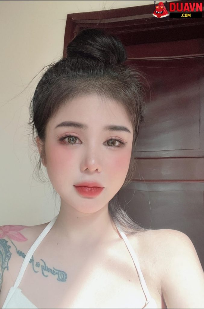 Gái xinh xăm trổ khoe body trong nhà tắm