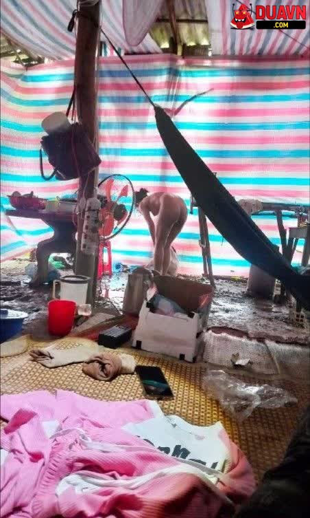 Vợ chồng công nhân lộ clip địt nhau trong nhà tôn